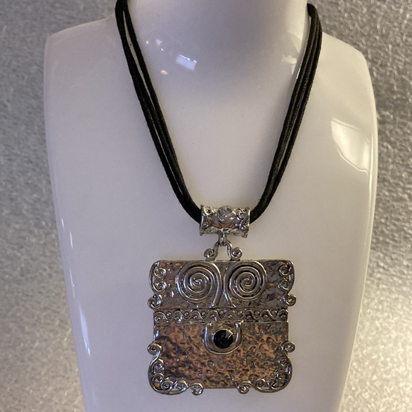 NWOT - Black Triple Strand Shiny Silvertone Hanging Square Pendant Necklace - Picture 6 of 9